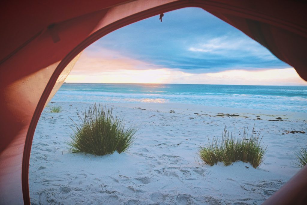 Estilo de vida alternativo e super positivo em uma praia da Austrália